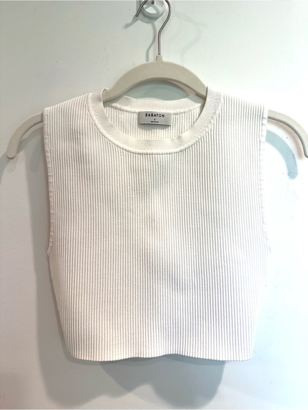 Aritzia Babaton Sculpt Knit Muscle Cropped Tank Sz S cream ribbed